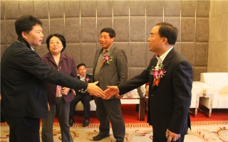 國家發(fā)展改革委資源節(jié)約與環(huán)境保護(hù)司牛波處長（和劉總握手）、全國墻材革新工作委員會會長滕軍力（女士）