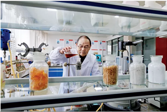 聘用高?？萍既藛T做技術(shù)顧問（王勉勵 / 攝影）